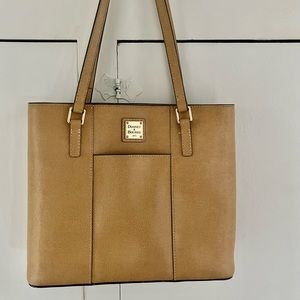 Beige leather Dooney & Bourke shoulder bag, like new